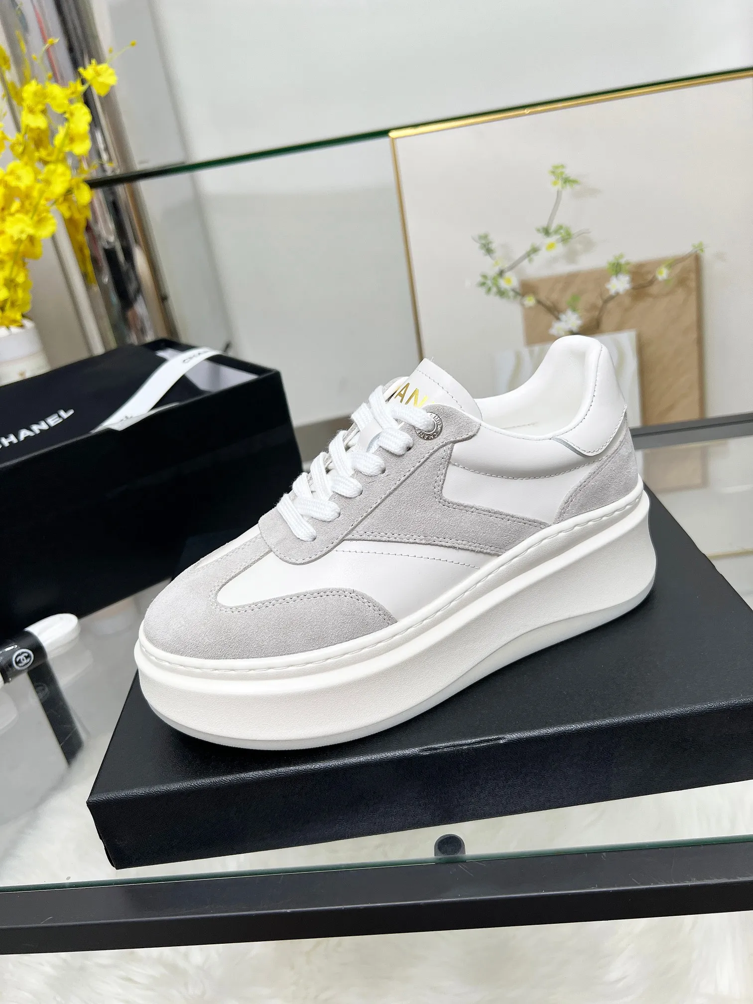 👟👟Ex-factory price 480👟👟 CHANEL 25C spring and summer new sports shoes official website is available at the same time ❤️ Counter out-of-stock kings. Major bloggers are recommending new styles on social days. This season’s new styles are simply eye-catching and look great on the feet. The casual casual sports style is refreshing and natural, interpreting Chanel’s fashionable femininity. The overall customization makes all sports models on the market at that time obsolete. This series is now available for sale! The upper is made of custom imported pebbled calf leather ➕ custom frosted calf leather. The lining is made of original one-to-one professionally customized mesh. Hardware accessories. Original full set of molds (not common in the market). Original custom molded TPU combination outsole. Height 4 cm. Women's size 35-39.